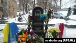 Так выглядаў помнік Міхасю Жызьнеўскаму, пастаўлены ў лістападзе 2014 году ў Кіеве. Архіўнае фота