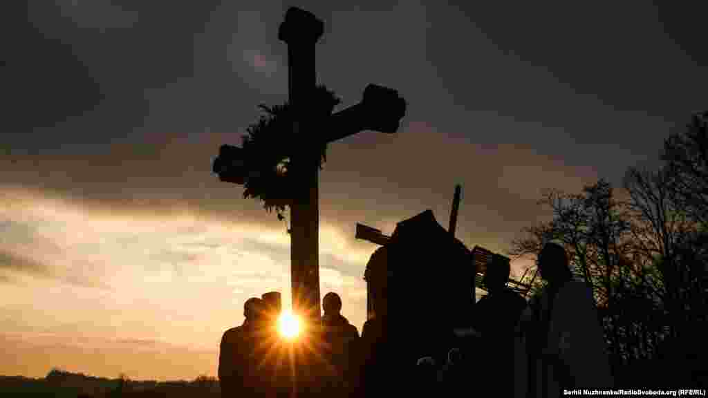 Поминальна панахида за жертвами Голодомору 1932&ndash;1933 років у Національному музеї народної архітектури та побуту України біля Хреста пам&rsquo;яті