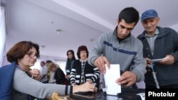 Արխիվ ֊֊ Ընտրողը քվեատուփի մեջ է մտցնում իր քվեարկությամբ ծրարը