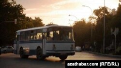 Türkmenistandaky awtobuslaryň biri.
