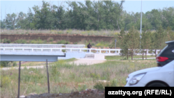 Сотрудник государственной охраны, дежурящий у моста на "специальной трассой президента". Астана, 10 июня 2025 года.
