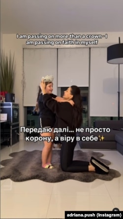 Андріана показує корону своїй доньці