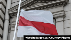 Бел-чырвона-белы сьцяг каля Львоўскай абласной рады, 25 сакавіка 2025