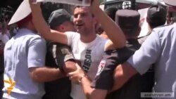 Քաշքշուկ ոստիկանների եւ եզդիների միջեւ. ուժի կիրառմամբ փողոցը բացվեց