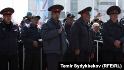 Ала-Тоо аянтында өтүп жаткан майрамдык иш-чараны милиция кайтарууда. 