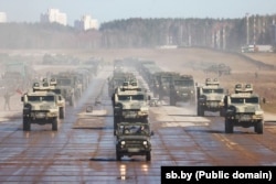 Рэпэтыцыя параду да 9 траўня на аэрадроме Ліпкі пад Менскам. Бачныя аўтамабілі «Спартак» і «Лінза» з замазанымі нумарамі. Фота SB.BY — Беларусь сегодня, 3 красавіка 2025 году