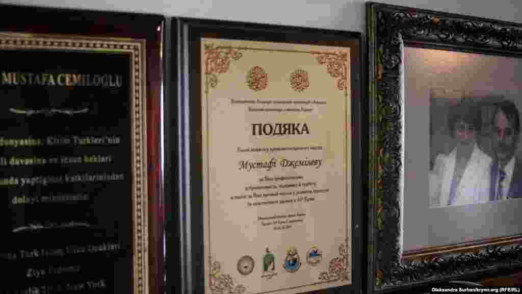 Qırımtatar halqınıñ liderine berilgen&nbsp;teşekkür mektüpleri ve mukâfatları bir qaç ayrı rafta tura