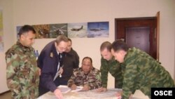 Türkmenistanyň Goranmak ministrliginiň ýaraglara gözegçilik boýunça ofiserleri Germaniýada geçirilen türgenleşdiriş okuwy mahalynda, 2007-nji ýyl.