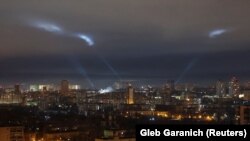 Ілюстраційне фото. Пошук дронів над Києвом під час повітряної атаки, грудень 2024 року