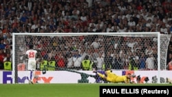 Джанлуїджі Доннарумма парирує вирішальний пенальті у фіналі Євро-2020