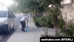 В Туркменистане из-за проблем с водоснабжением и низкого качества водопроводной воды многие вынуждены покупать питьевую воду. 