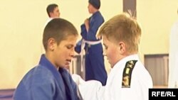 Юные борцы на ковре Республиканского турнира по дзюдо. Темиртау, 19 октября 2009 года. 