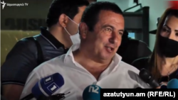 ԲՀԿ առաջնորդ Գագիկ Ծառուկյանը դատարանի շենքի մոտ զրուցում է լրագրողների հետ, Երևան, 18-ը հունիսի, 2020թ.