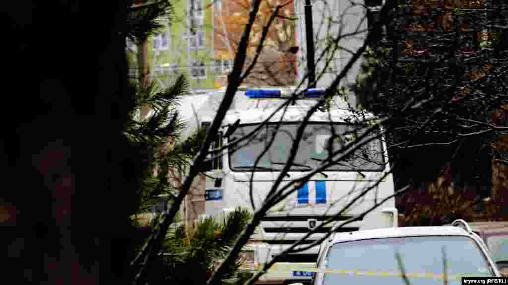 Toplanğanlarnıñ yanında Rosgvardiya ve polis hadimlerinen avtozaklar tura