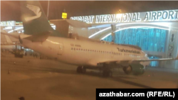 “Türkmenistan” uçar kompaniýasynyň uçary Aşgabadyň halkara aeroportunda. Fewral, 2022 ý.