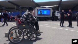 Мариуполь. Машины с экранами, на которых транслируют кремлевскую пропаганду