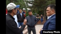  Салык кызматынын төрагасы Алтынбек Абдувапов (оңдо). 