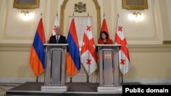 Президент Армении Ваагн Хачатрян (слева)  и президент Грузии Саломе Зурабишвили, Тбилиси, 30 мая 2022 г. (Фотография - пресс-служба президента Армении)