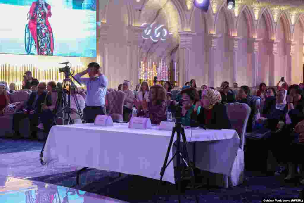 Иш-чарага коомдук ишмерлер, ишкер айымдар, ыктыярчылар катышты.