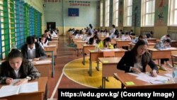 Тест тапшырып жаткан окуучулар. Иллюстрациялык сүрөт.