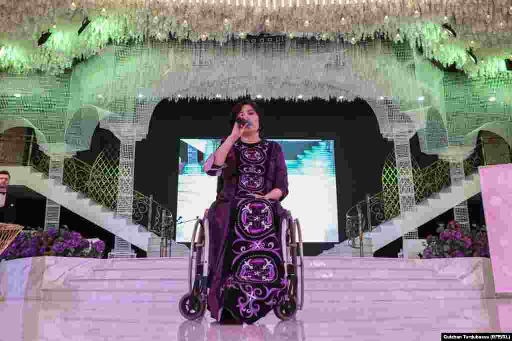 Гүлнур Турапованын кесиби мугалим. Беш жыл мурда автокырсыкка кабылып, майып болуп калган. Атайын Нарындан келген Гүлнур сынакта &quot;Ажарлуу айым&quot; деп табылды.