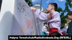 Діти малювали і підписували листівки для українських воїнів, Львів, 31 травня 2022 року