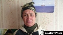 Тошкентлик Тамара Миркаримова қўлида қамоқхонадаги қийноқлардан вафот этган, деб ҳисоблаётган 43 ёшли ўғли Миррафиқ Миркаримовнинг суратини тутиб турибди.