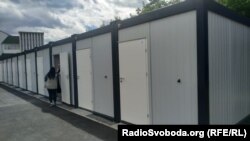 Переселенці з окупованих територій України розсіляються у модульному містечку у Львові