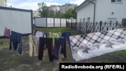 Попрані речі сушаться у модульному містечку для переселенців у Львові