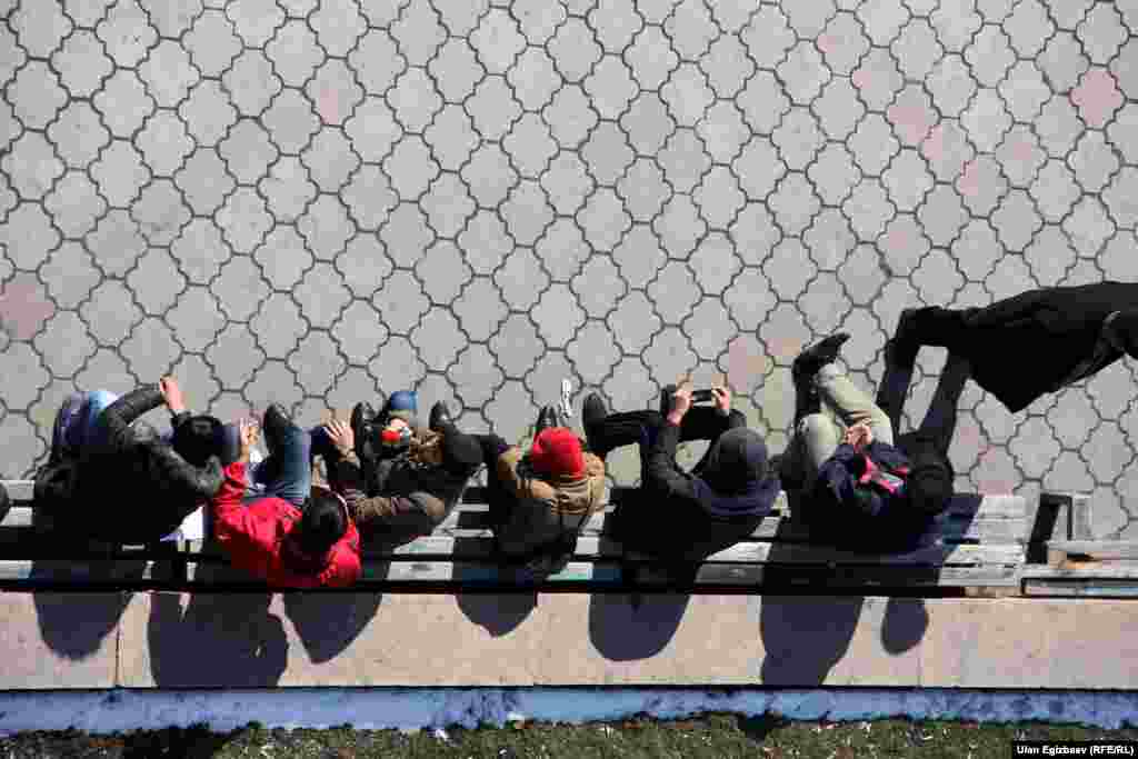 Борбордук сааттын алдында бирин-бири күткөндөр.