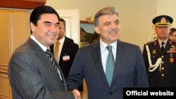 Türkmenistanyň prezidenti Gurbanguly Berdimuhamedow we Türkiýäniň prezidenti Abdullah Gül Türkmenbaşy şäherinde, 2011-nji ýylyň maý aýy.