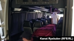 Микроавтобус с телом Азимжана Аскарова. 