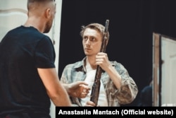 У Толіка є зброя, він її тримає в квартирі.