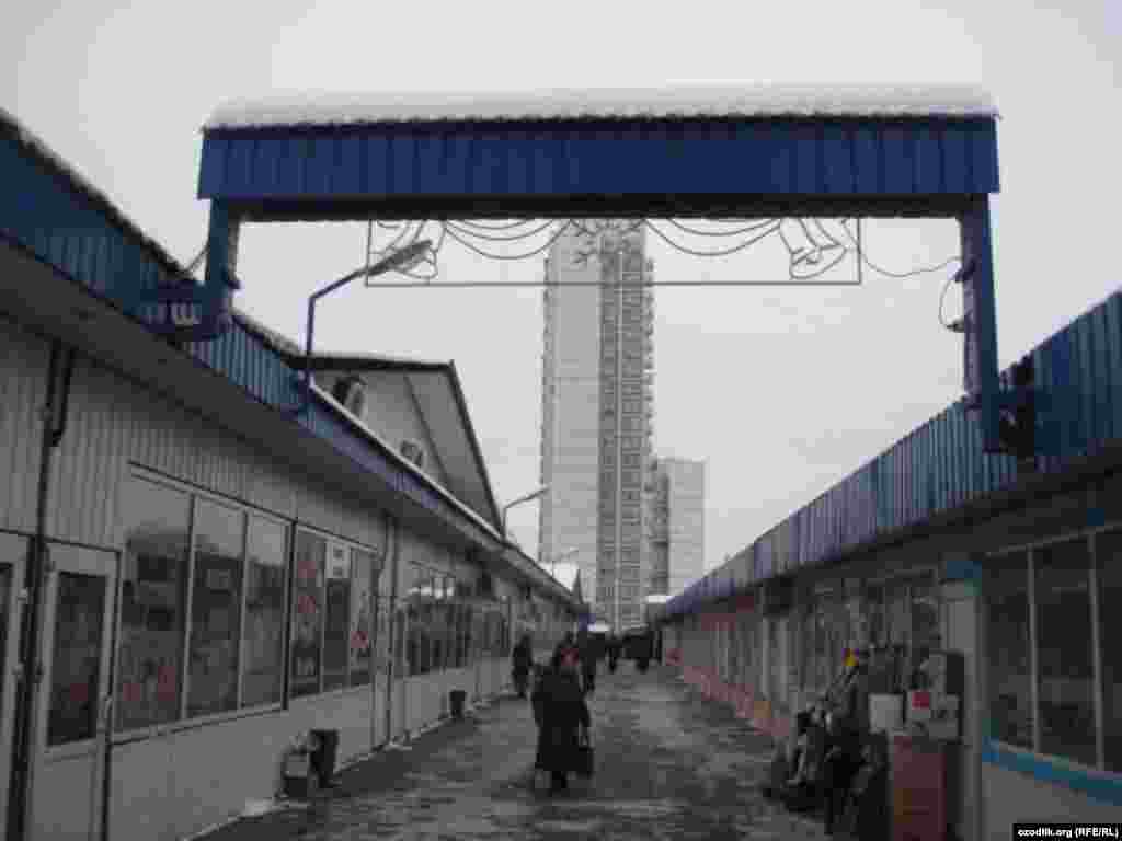 Тошкент-Фарғона чорраҳаси яқинидаги бозор