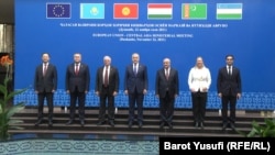 Глава внешнеполитического ведомства ЕС Жозеп Боррель (третий слева), комиссар по международному партнерству Ютта Урпилайнен и министры иностранных дел стран Центральной Азии. Душанбе, 22 ноября 2021 года