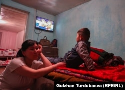 Тамак бышканча балдар менен баарлашуу.