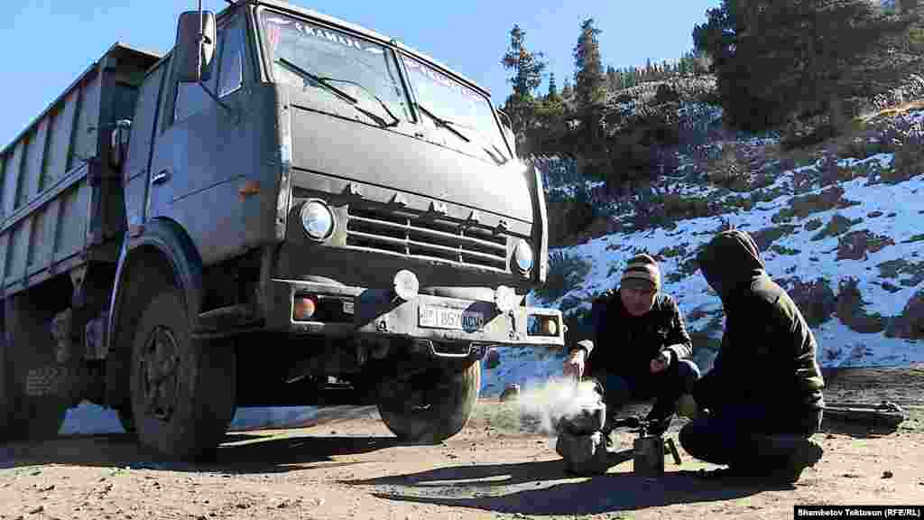 Бир жумадан бери азык-түлүгү түгөнгөн айдоочулар кара чай, нан менен жан сакташууда.&nbsp;