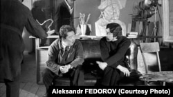 Кинорежиссёр Геннадий Базаров менен кыргыздын туңгуч сүрөтчүсү Гапар Айтиев. 1974-жыл.