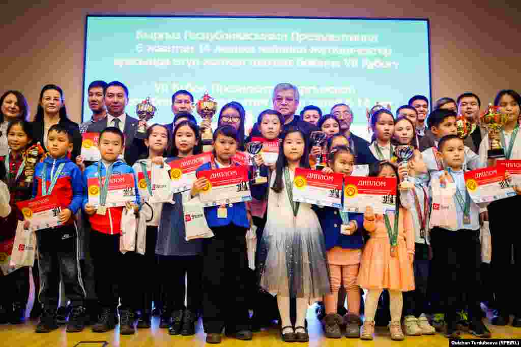 Байге алган балдар-кыздар. Алдыңкы орунду ээлеген шахматчыларга планшет, уюлдук телефон өңдүү баалуу белектер ыйгарылды.