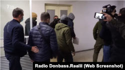 Куликовського у супроводі співробітників СБУ виводять з зали суду у Маріуполі