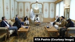 Ооганстан. Германиянын жана Нидерланддын атайын өкүлдөрү Кабулга барып, "Талибан" өкмөтүнүн тышкы иштер министринин милдетин аткаруучу Амир Хан Мутаки менен жолугушкан учуру.  