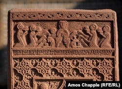 Фрагмент верхней части хачкара, вырезанный в Джульфе в 1600-х годах. Сейчас он выставлен в Эчмиадзине, недалеко от Еревана
