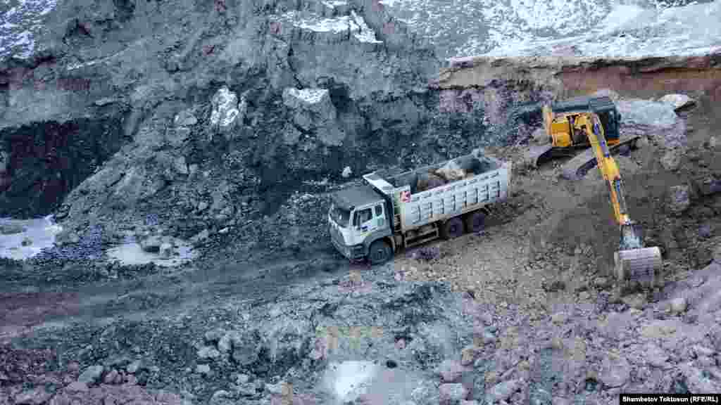 &quot;Кыргыз көмүр&quot; мамлекеттик ишканасындагы жетекчилердин алмашуусунан улам карьер убагында тазаланбай, көмүр казуу иши бир ай кечигип башталган. Учурда дагы улам тазалоо иштери жүрүп жатат.&nbsp;&nbsp;