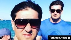 Gurbanguly Berdimuhamedowyň ýegenleri: Şammy diýip tanalýan Şamyrat Rejepow (sagda) we pnuň dogany Hajymyrat. 