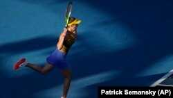 «У трьох непростих сетах вона завдала поразки Марії Саккарі – 5:7; 6:3; 6:4», – повідомили у Федерації тенісу України