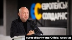 За словами Олександра Турчинова, обшуки пройшли в першого помічника Петра Порошенка, дипломата Юрія Оніщенка, народного депутата 8-го скликання Сергія Березенка та «інших представників ЄС».