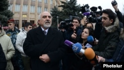 Паруйр Айрикян беседует с журниластами перед тем, как подать заявление в Конституционный суд, Ереван, 10 февраля 2013 г.  