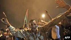 Бенгазиде он миңдеген эле козголоңчулар Триполини ээлешкенин майрамдап жатат, 21-август, 2011