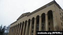 Зьмену рэжыму апазыцыя абяцае наладзіць пад сьценамі парлямэнту.