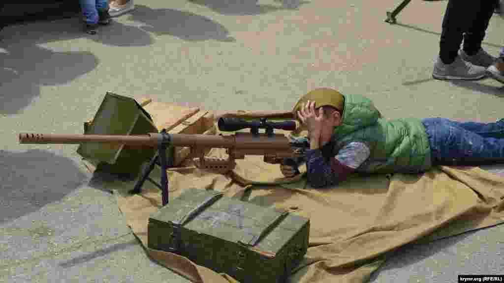 Bala silâ sergisinde tüfekni baqa